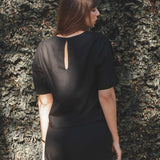 Blusa Alfaiataria Tulipa de Linho e Viscose FSC™ Preta. Compre online moda sustentável e atemporal na Minimadeia, marca slow fashion de roupas femininas. Foto produto 04