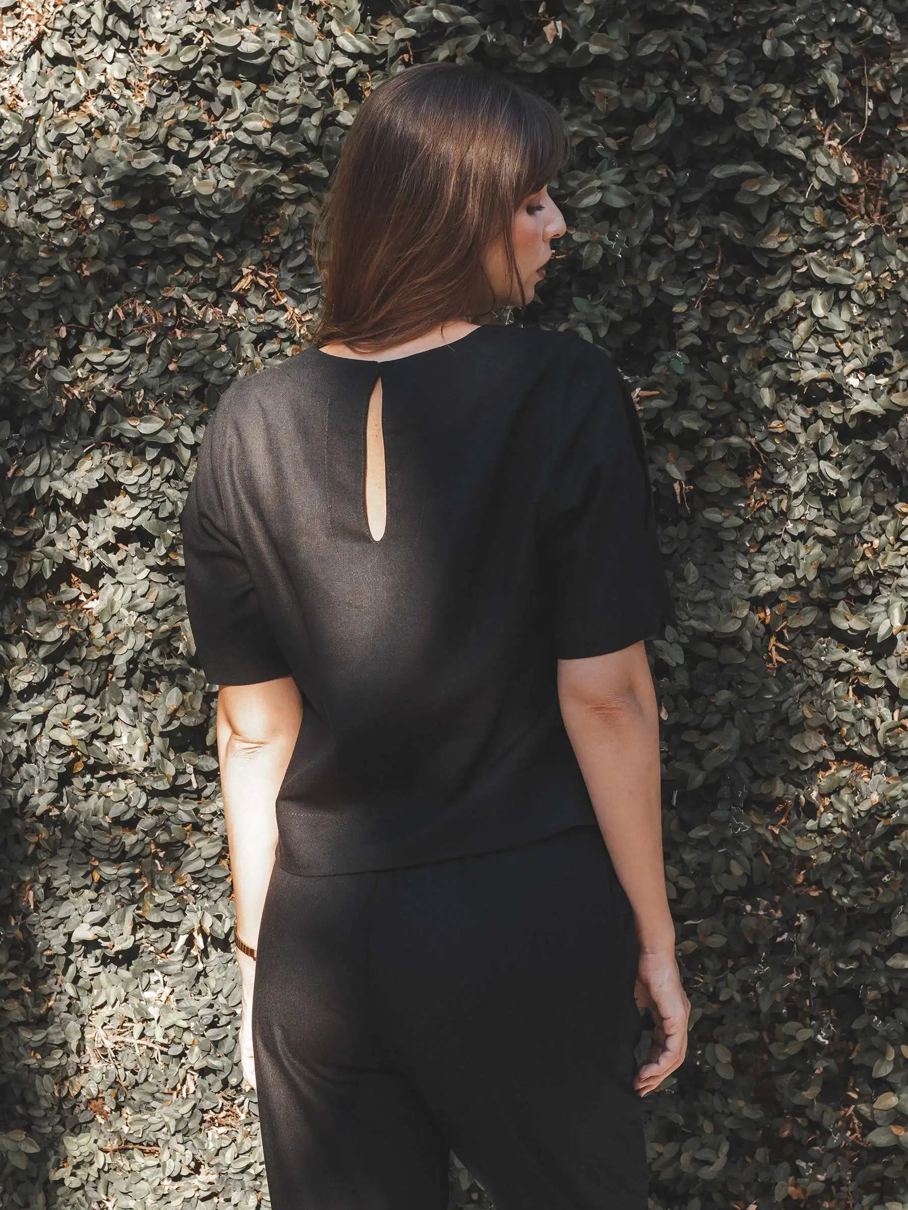 Blusa Alfaiataria Tulipa de Linho e Viscose FSC™ Preta. Compre online moda sustentável e atemporal na Minimadeia, marca slow fashion de roupas femininas. Foto produto 04
