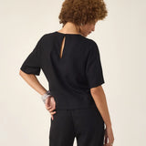 Blusa Alfaiataria Tulipa de Linho e Viscose FSC™ Preta. Compre online moda sustentável e atemporal na Minimadeia, marca slow fashion de roupas femininas. Foto produto ABR25 05
