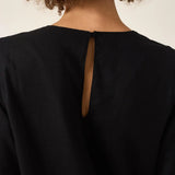 Blusa Alfaiataria Tulipa de Linho e Viscose FSC™ Preta. Compre online moda sustentável e atemporal na Minimadeia, marca slow fashion de roupas femininas. Foto produto ABR25 06