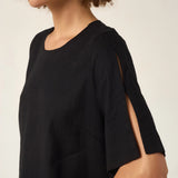 Blusa Alfaiataria Tulipa de Linho e Viscose FSC™ Preta. Compre online moda sustentável e atemporal na Minimadeia, marca slow fashion de roupas femininas. Foto produto ABR25 07