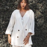 Blazer Alfaiataria Sândalo de Linho e Viscose FSC™ Branco Off White. Compre online moda sustentável e atemporal na Minimadeia, marca slow fashion de roupas femininas. Foto produto 03