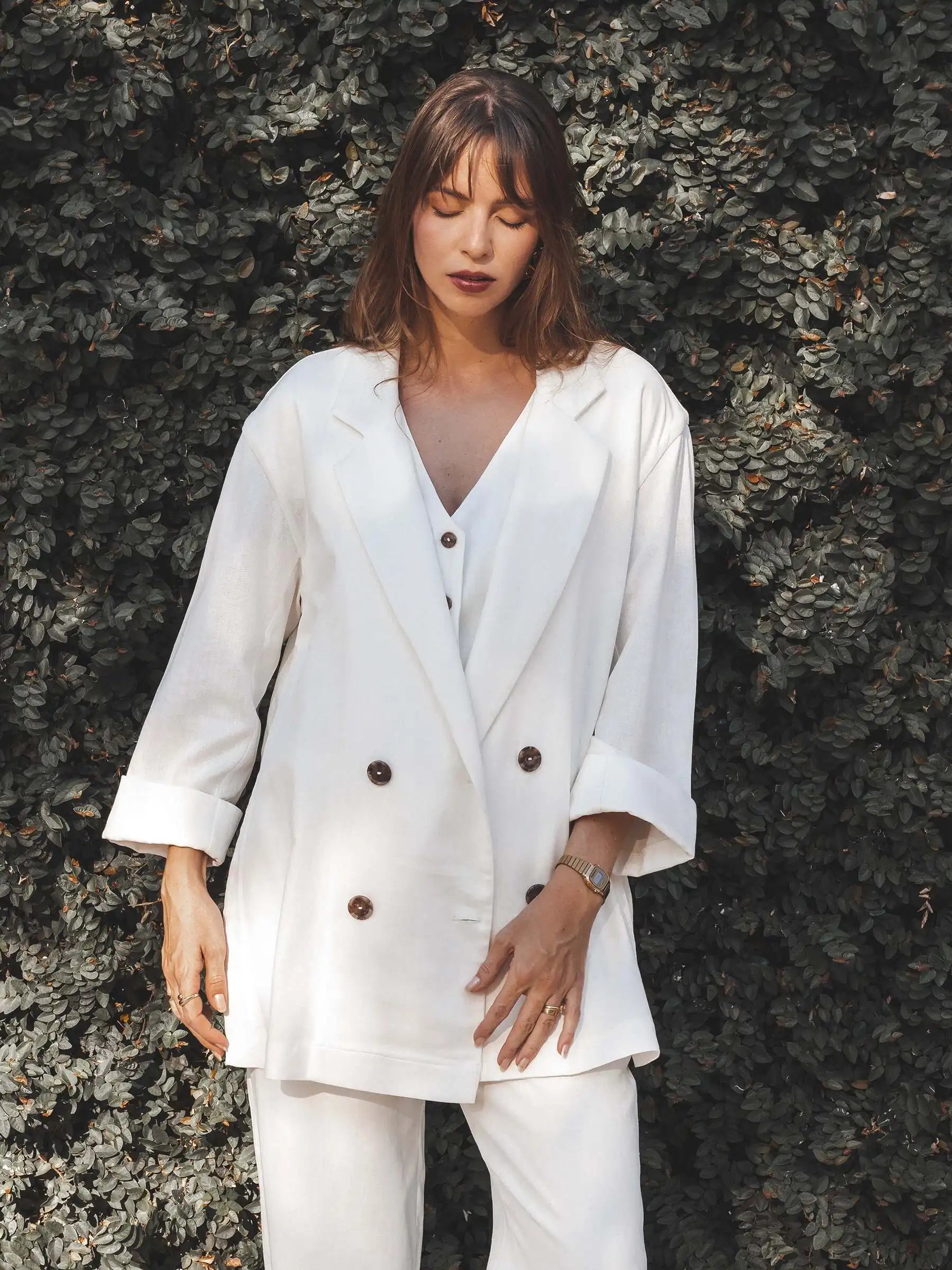 Blazer Alfaiataria Sândalo de Linho e Viscose FSC™ Branco Off White. Compre online moda sustentável e atemporal na Minimadeia, marca slow fashion de roupas femininas. Foto produto 03