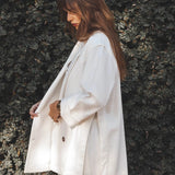 Blazer Alfaiataria Sândalo de Linho e Viscose FSC™ Branco Off White. Compre online moda sustentável e atemporal na Minimadeia, marca slow fashion de roupas femininas. Foto produto 05