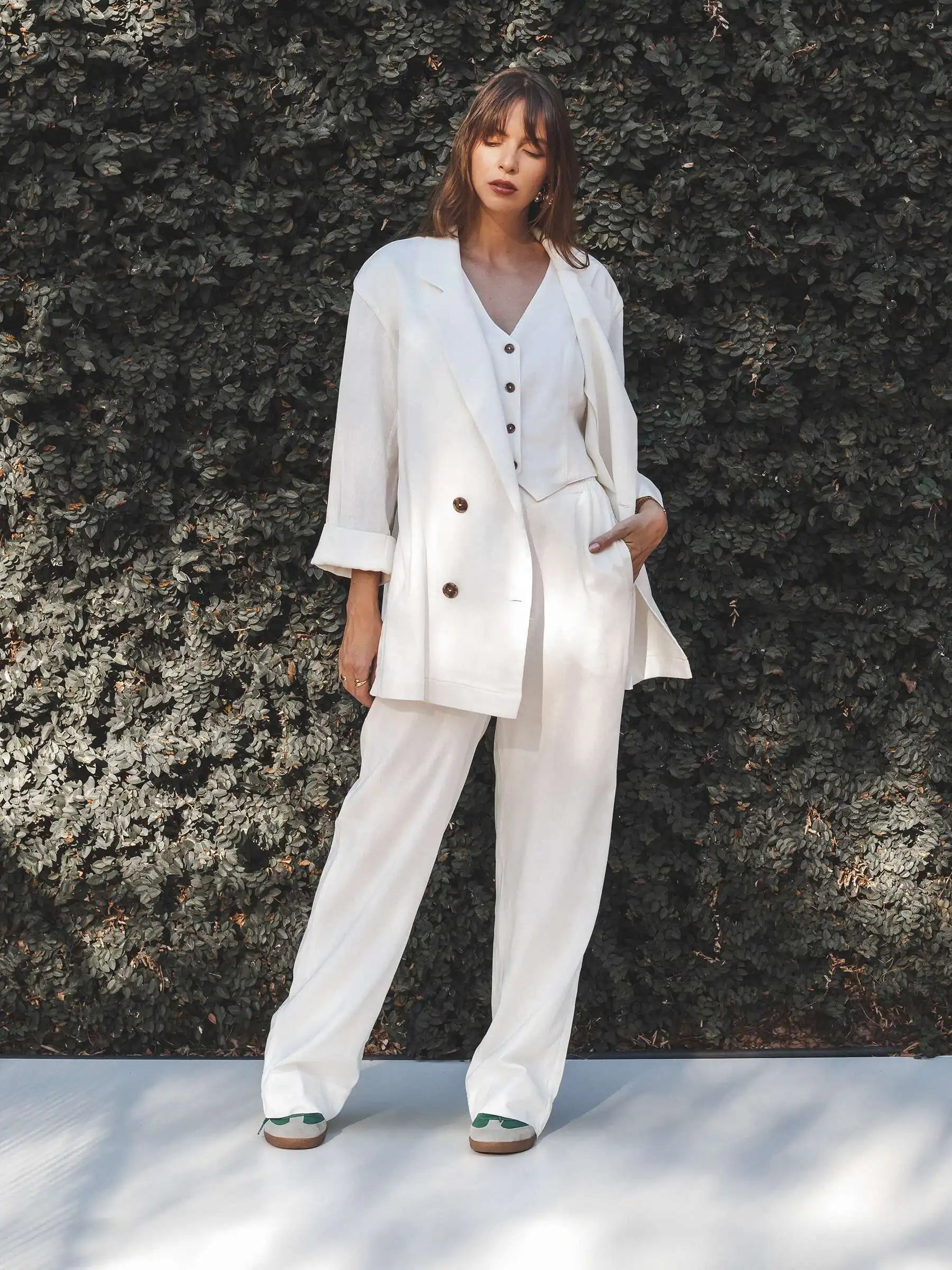 Blazer Alfaiataria Sândalo de Linho e Viscose FSC™ Branco Off White. Compre online moda sustentável e atemporal na Minimadeia, marca slow fashion de roupas femininas. Foto produto 19