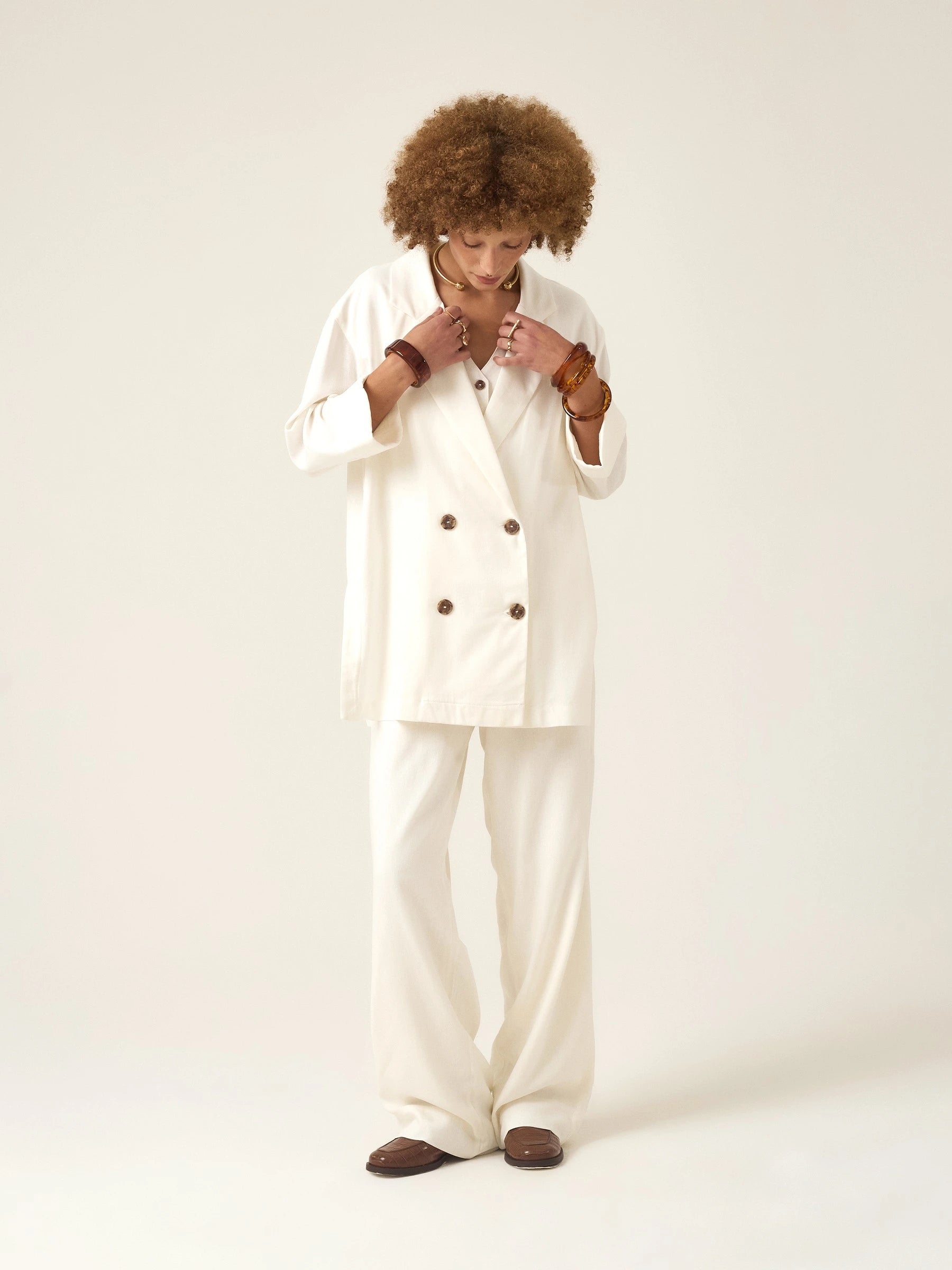Blazer Alfaiataria Sândalo de Linho e Viscose FSC™ Branco Off White. Compre online moda sustentável e atemporal na Minimadeia, marca slow fashion de roupas femininas. Foto produto ABR25 01