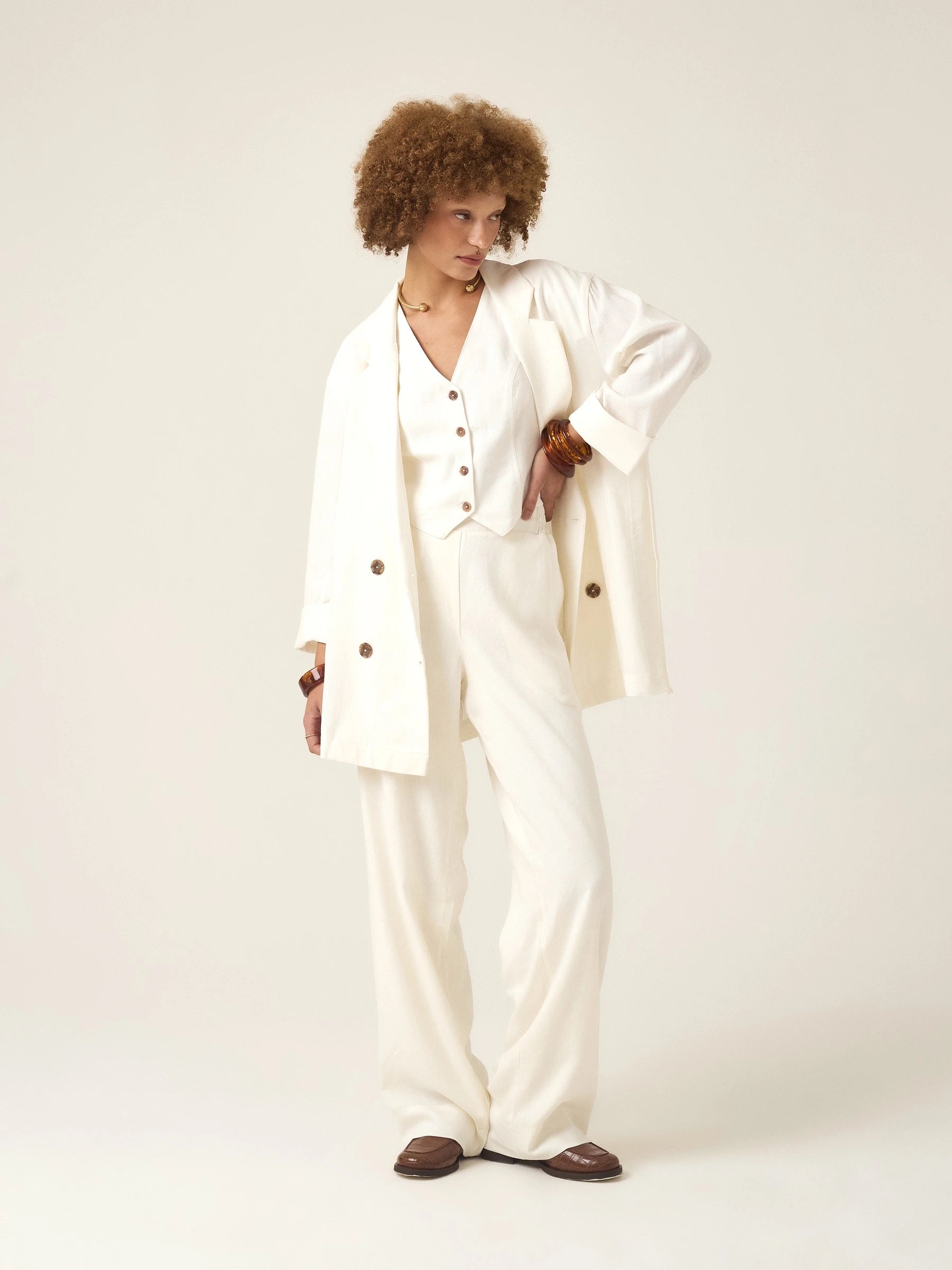 Blazer Alfaiataria Sândalo de Linho e Viscose FSC™ Branco Off White. Compre online moda sustentável e atemporal na Minimadeia, marca slow fashion de roupas femininas. Foto produto ABR25 02