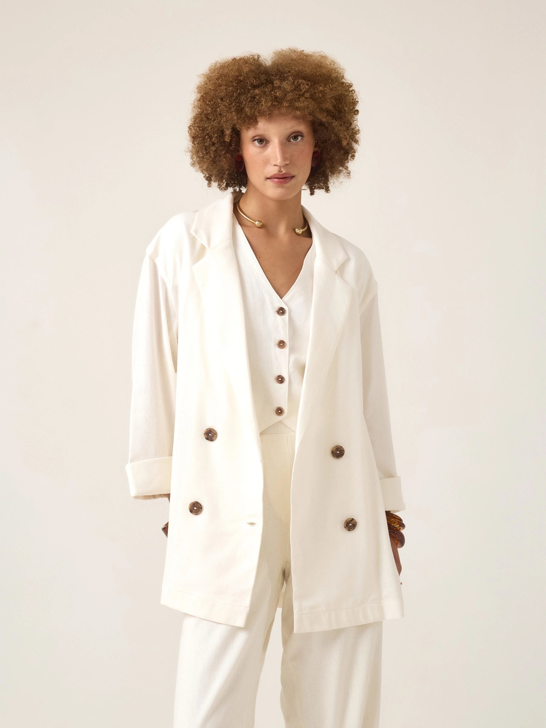 Blazer Alfaiataria Sândalo de Linho e Viscose FSC™ Branco Off White. Compre online moda sustentável e atemporal na Minimadeia, marca slow fashion de roupas femininas. Foto produto ABR25 03