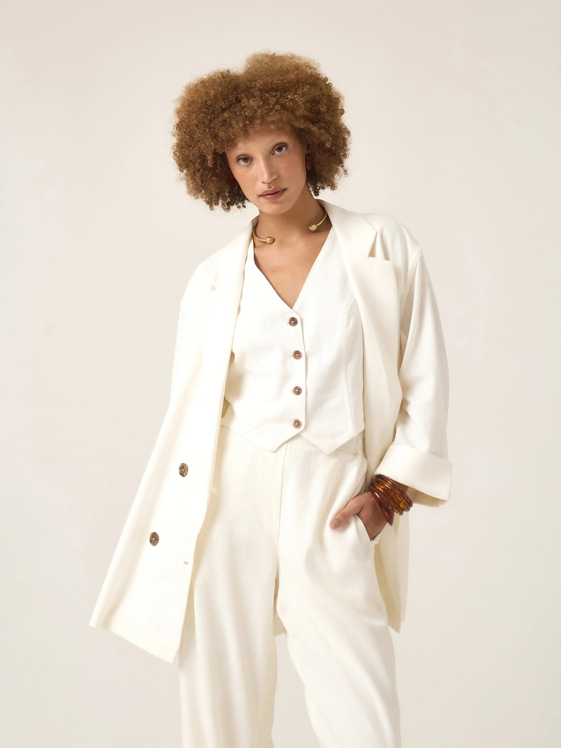 Blazer Alfaiataria Sândalo de Linho e Viscose FSC™ Branco Off White. Compre online moda sustentável e atemporal na Minimadeia, marca slow fashion de roupas femininas. Foto produto ABR25 04