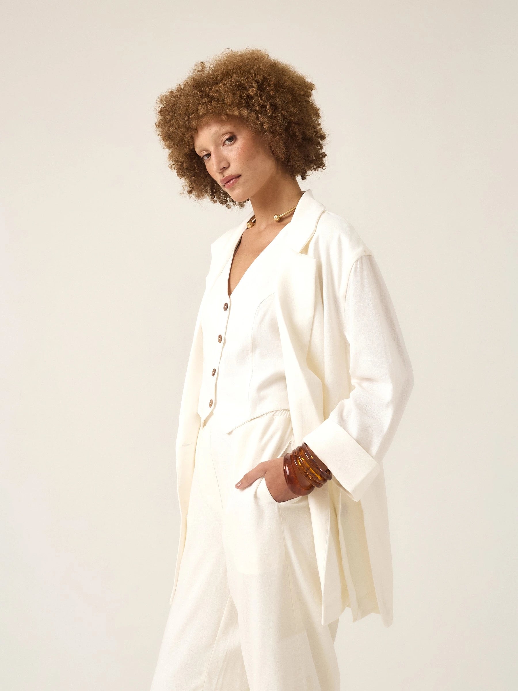Blazer Alfaiataria Sândalo de Linho e Viscose FSC™ Branco Off White. Compre online moda sustentável e atemporal na Minimadeia, marca slow fashion de roupas femininas. Foto produto ABR25 05