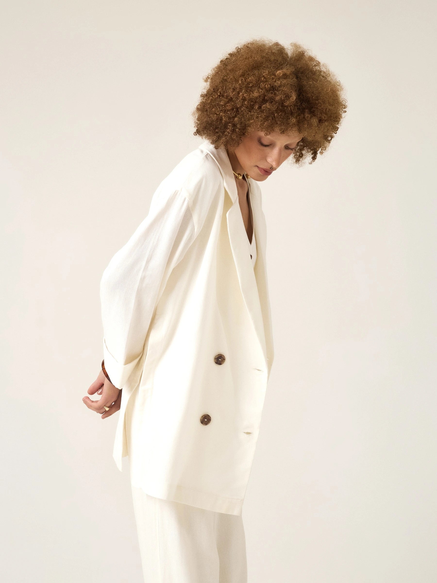 Blazer Alfaiataria Sândalo de Linho e Viscose FSC™ Branco Off White. Compre online moda sustentável e atemporal na Minimadeia, marca slow fashion de roupas femininas. Foto produto ABR25 06