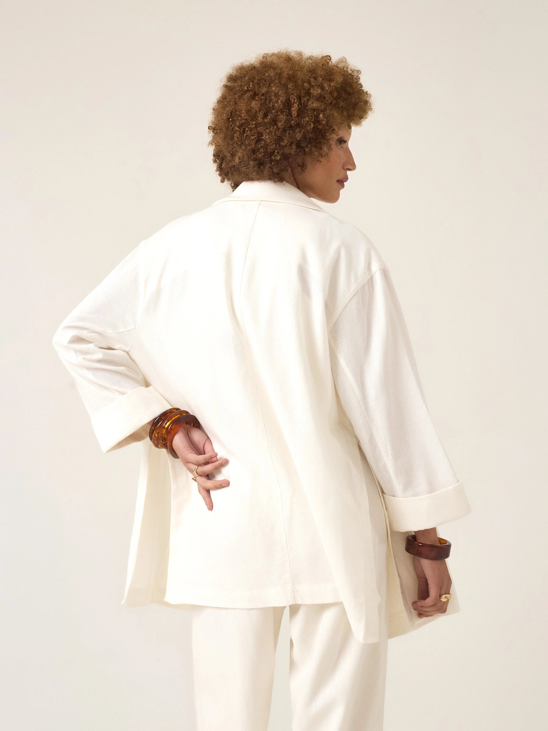 Blazer Alfaiataria Sândalo de Linho e Viscose FSC™ Branco Off White. Compre online moda sustentável e atemporal na Minimadeia, marca slow fashion de roupas femininas. Foto produto ABR25 07