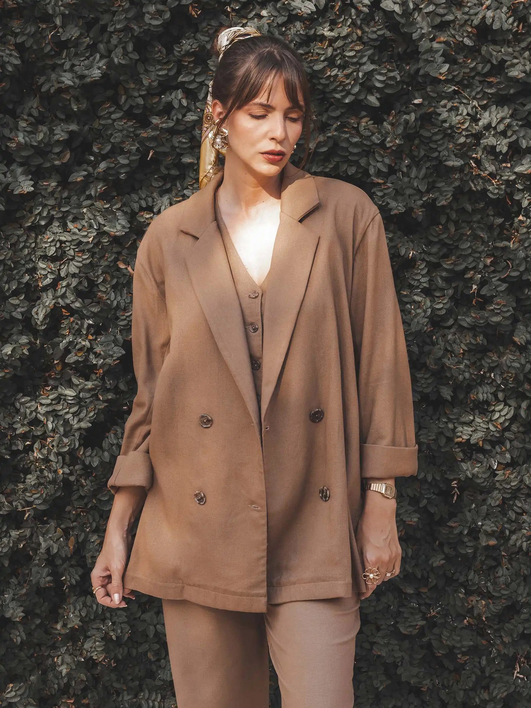 Blazer Alfaiataria Sândalo de Linho e Viscose FSC™ Marrom Claro. Compre online moda sustentável e atemporal na Minimadeia, marca slow fashion de roupas femininas. Foto produto 01