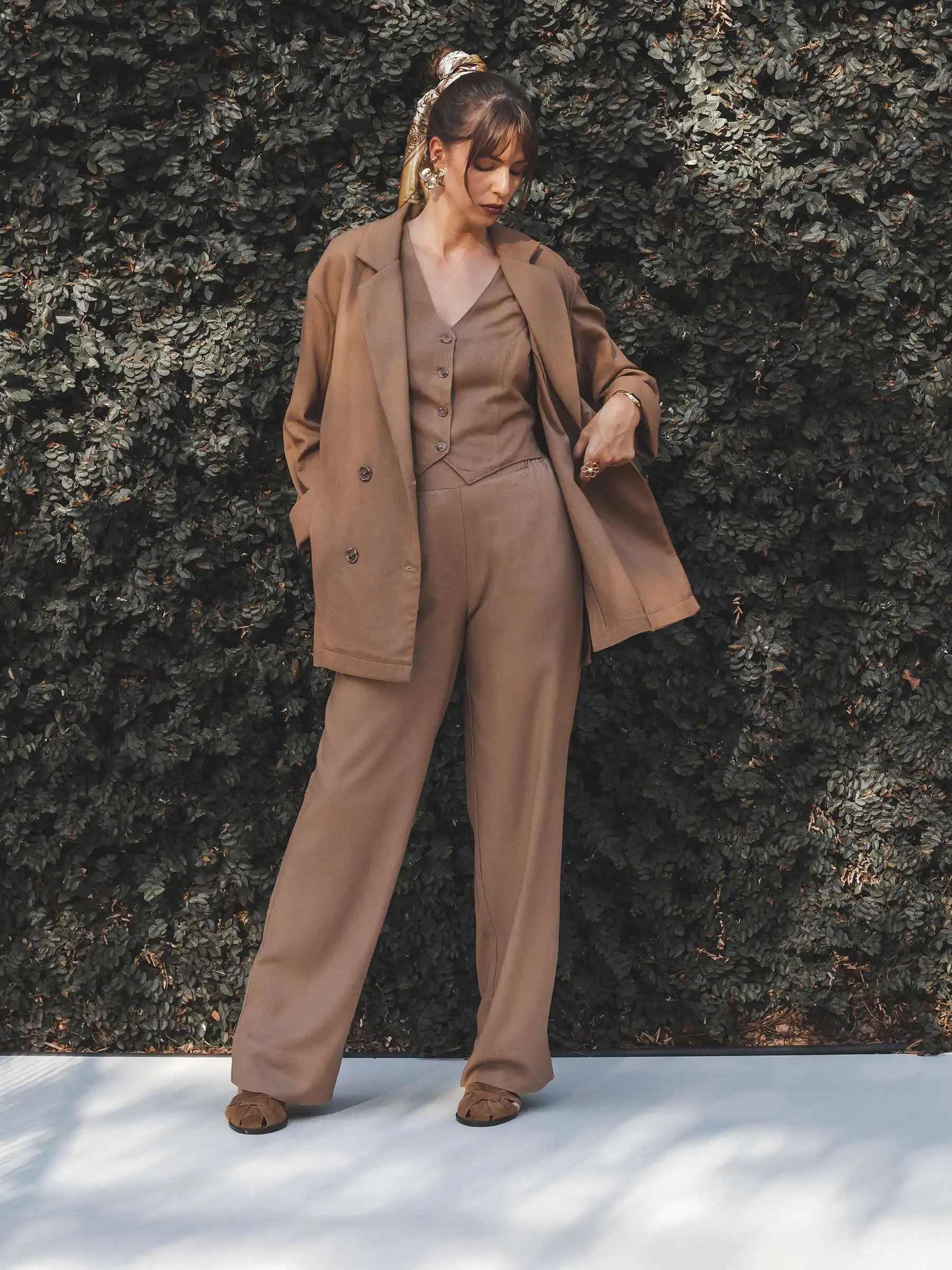 Blazer Alfaiataria Sândalo de Linho e Viscose FSC™ Marrom Claro. Compre online moda sustentável e atemporal na Minimadeia, marca slow fashion de roupas femininas. Foto produto 11