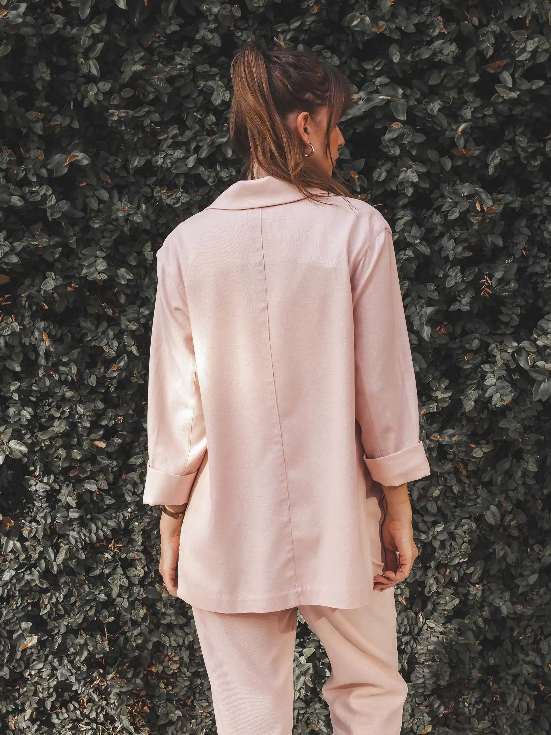 Blazer Alfaiataria Sândalo de Linho e Viscose FSC™ Rosa Claro. Compre online moda sustentável e atemporal na Minimadeia, marca slow fashion de roupas femininas. Foto produto AGO25 08