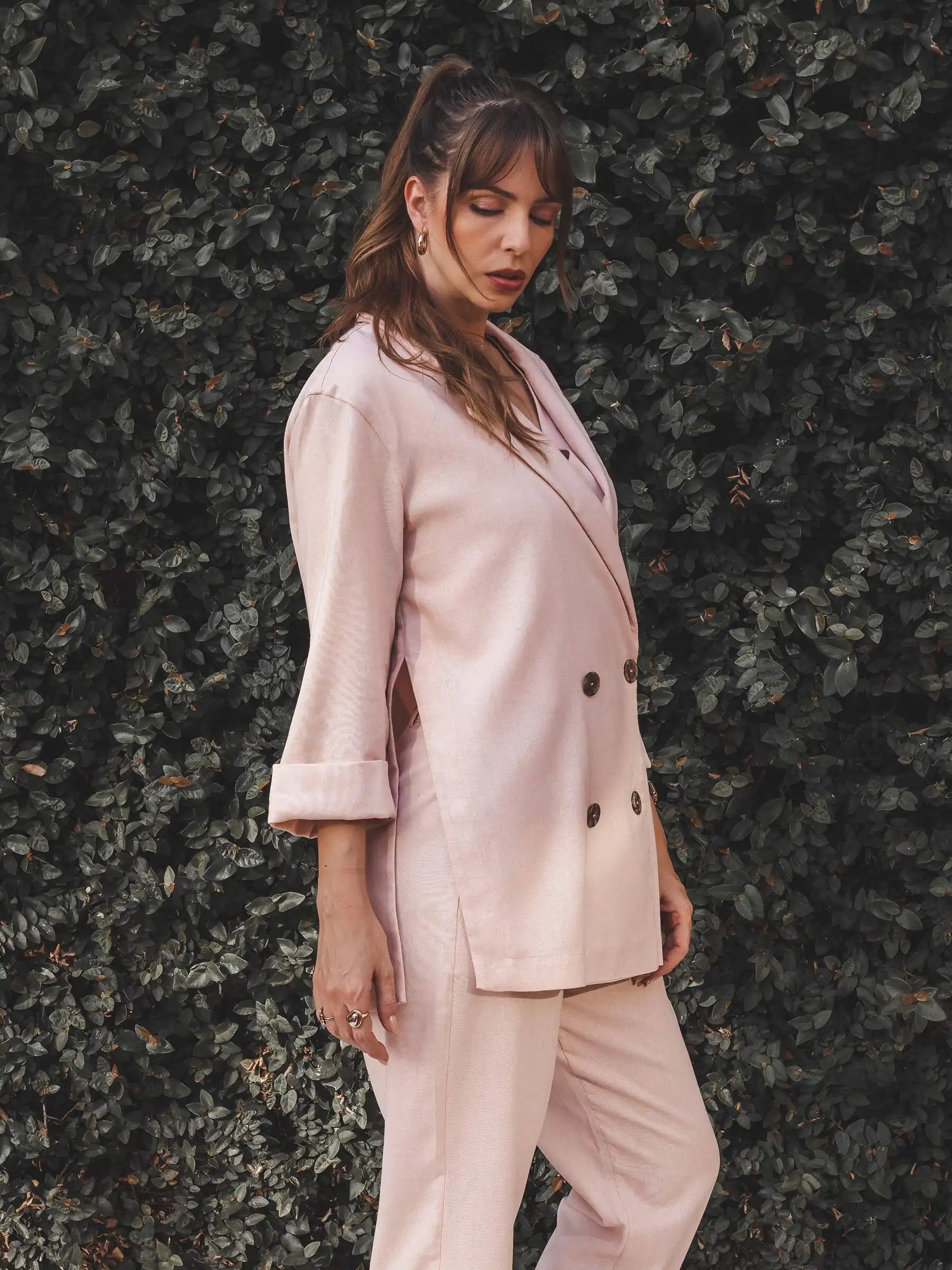Blazer Alfaiataria Sândalo de Linho e Viscose FSC™ Rosa Claro. Compre online moda sustentável e atemporal na Minimadeia, marca slow fashion de roupas femininas. Foto produto AGO25 10