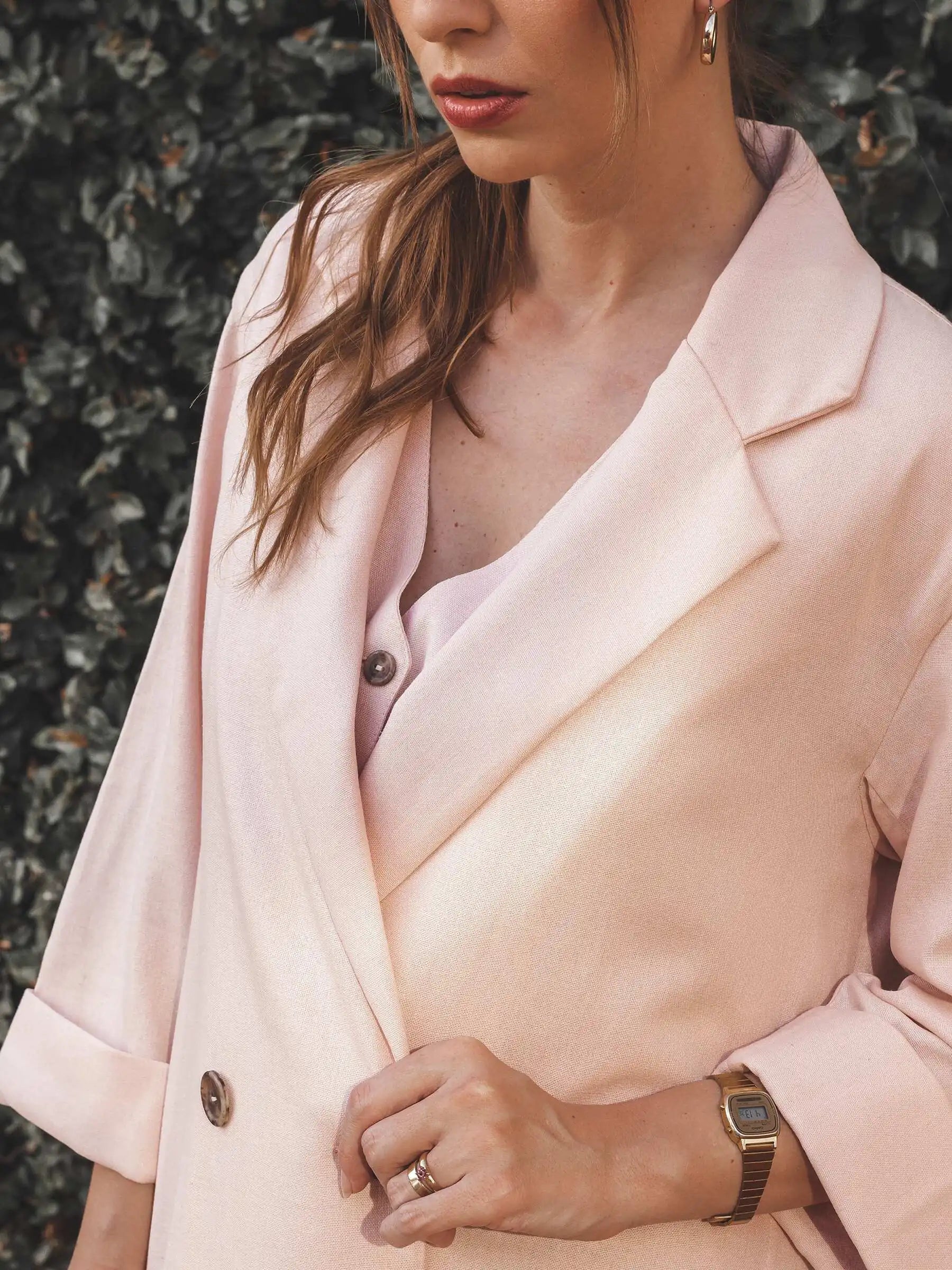 Blazer Alfaiataria Sândalo de Linho e Viscose FSC™ Rosa Claro. Compre online moda sustentável e atemporal na Minimadeia, marca slow fashion de roupas femininas. Foto produto AGO25 11