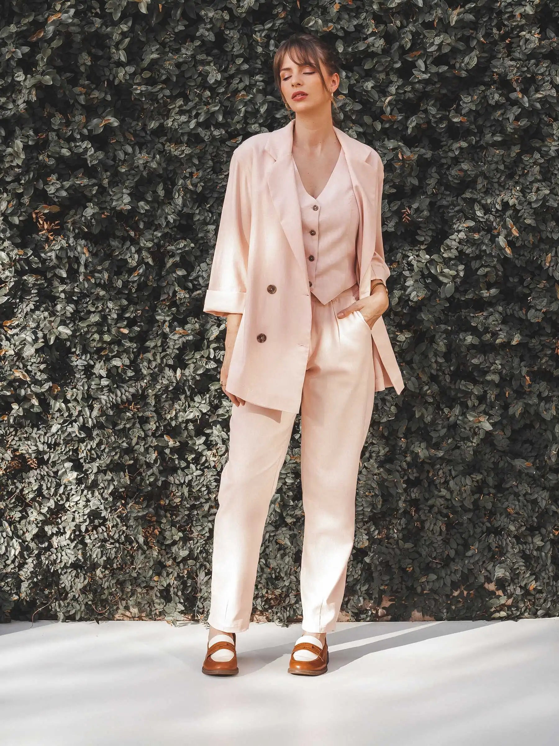Blazer Alfaiataria Sândalo de Linho e Viscose FSC™ Rosa Claro. Compre online moda sustentável e atemporal na Minimadeia, marca slow fashion de roupas femininas. Foto produto AGO25 19