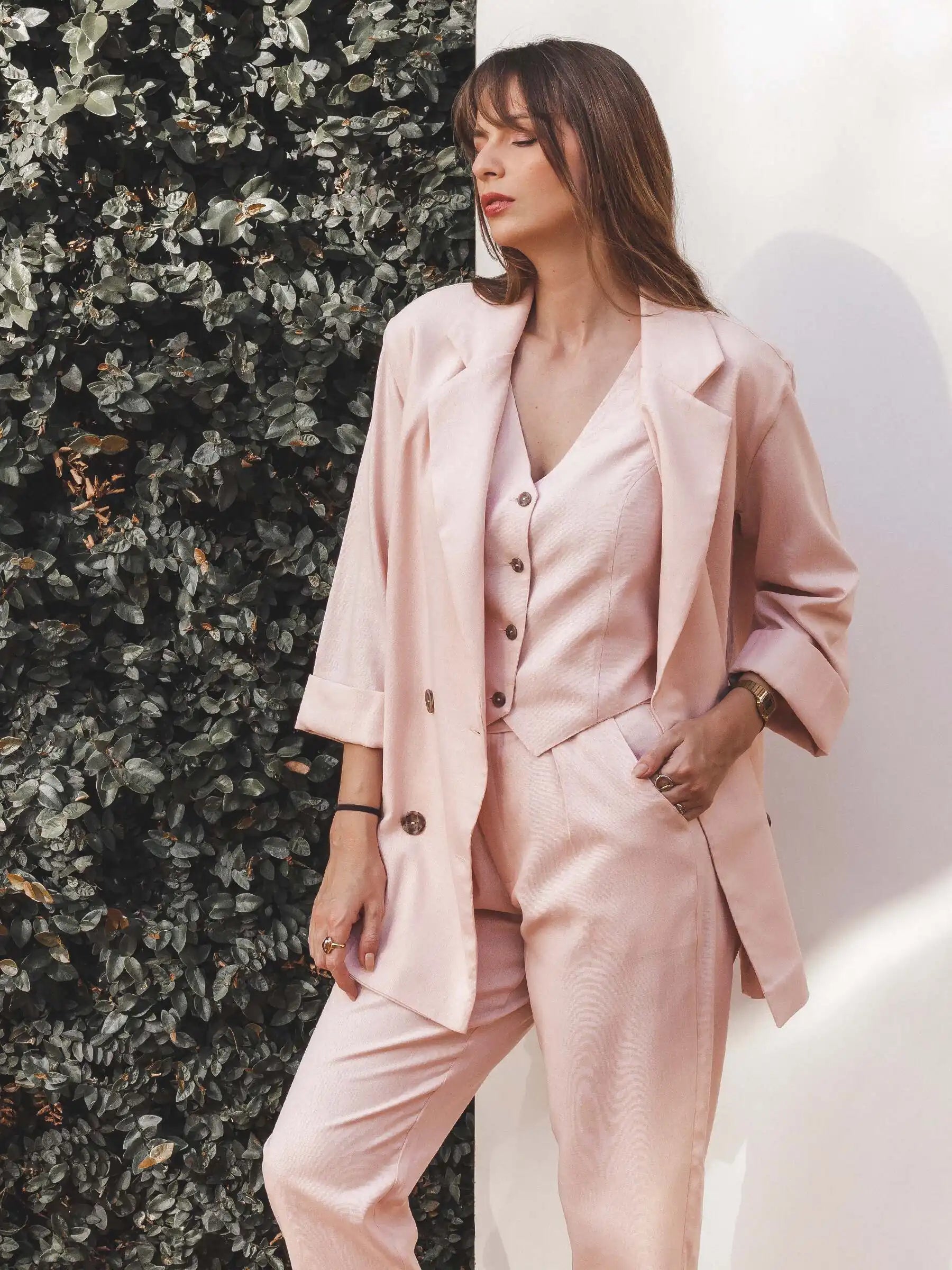 Blazer Alfaiataria Sândalo de Linho e Viscose FSC™ Rosa Claro. Compre online moda sustentável e atemporal na Minimadeia, marca slow fashion de roupas femininas. Foto produto AGO25 21