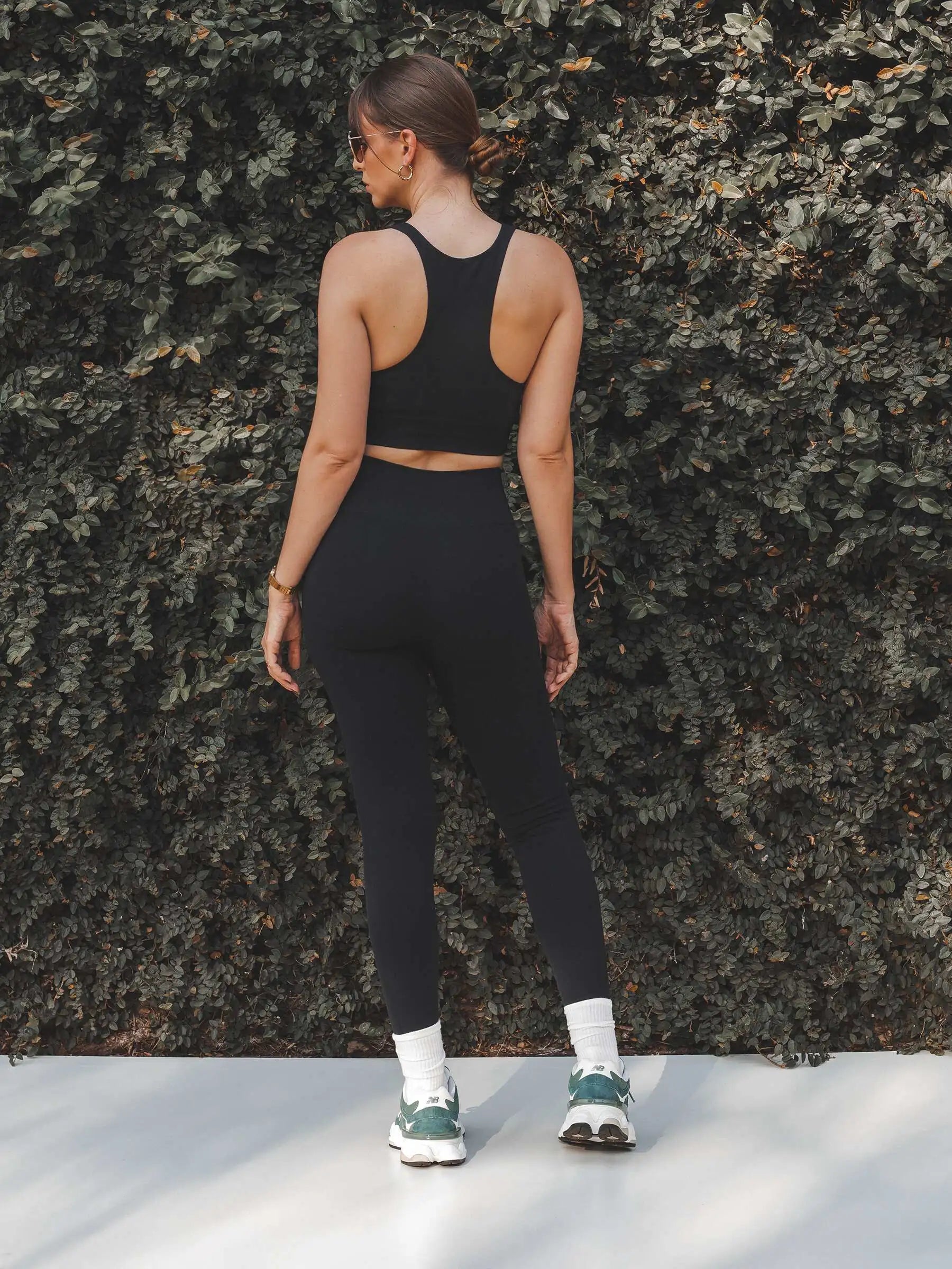 Calça Legging Flora Seamless Preta Athleisure. Compre online moda sustentável e atemporal na Minimadeia, marca slow fashion de roupas femininas. Foto produto SET25 16