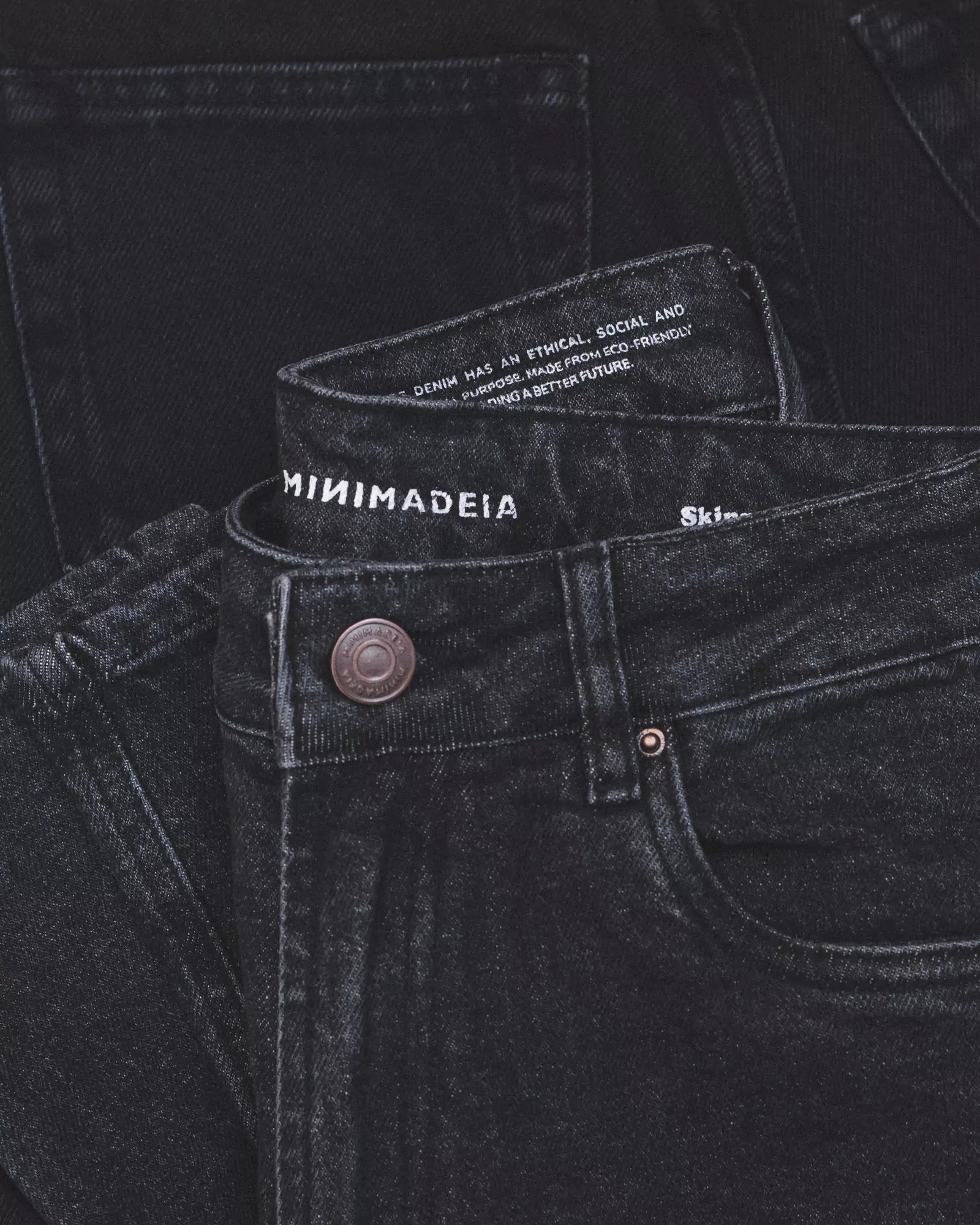 Calça Skinny Jeans Preta Eco Denim™. Compre online moda sustentável e atemporal na Minimadeia. Roupas femininas estilosas, básicas e sustentáveis. Foto produto destaque