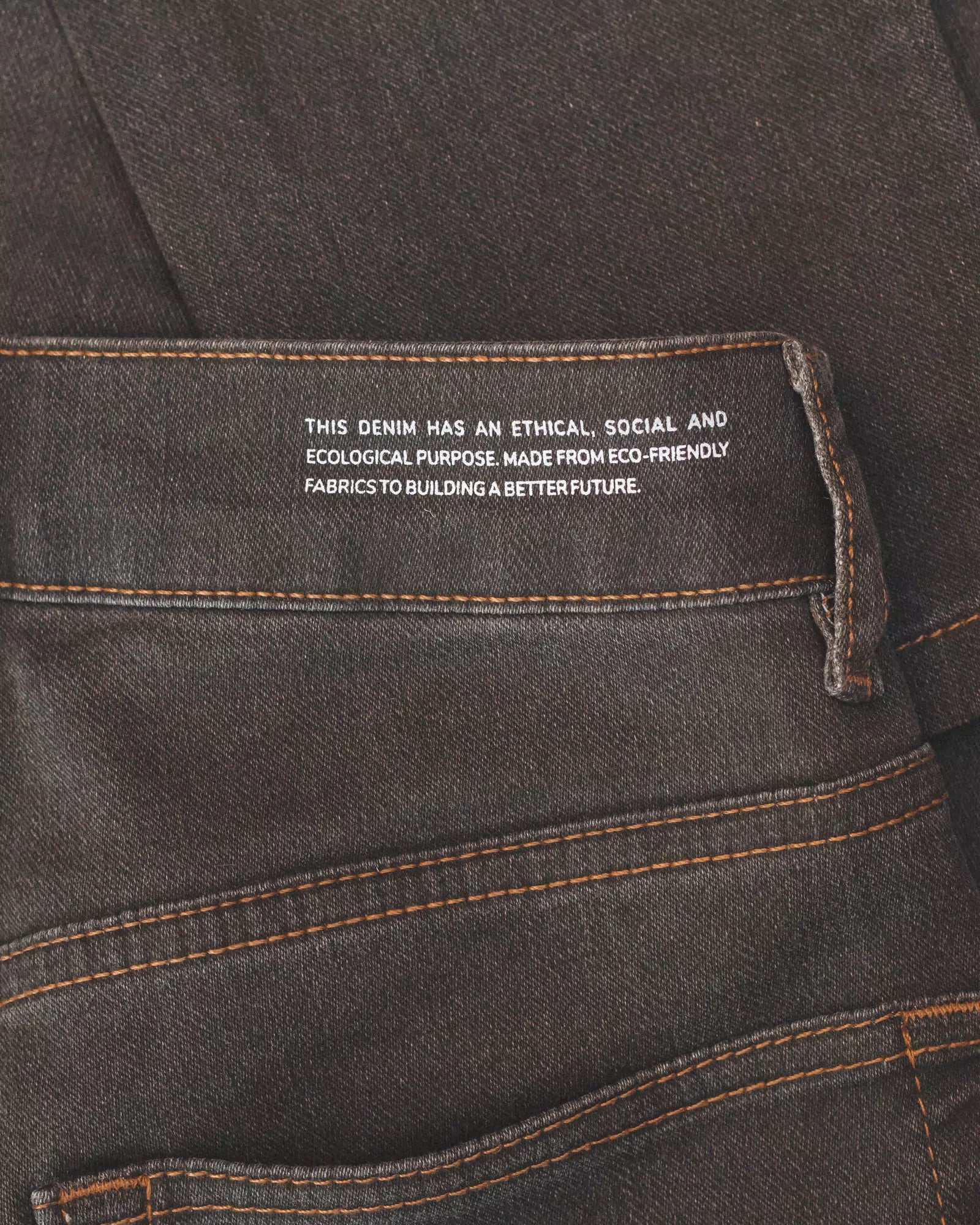 Calça Skinny Jeans Verde Escura Eco Denim™. Compre online moda sustentável e atemporal na Minimadeia. Roupas femininas estilosas, básicas e sustentáveis. Foto produto destaque