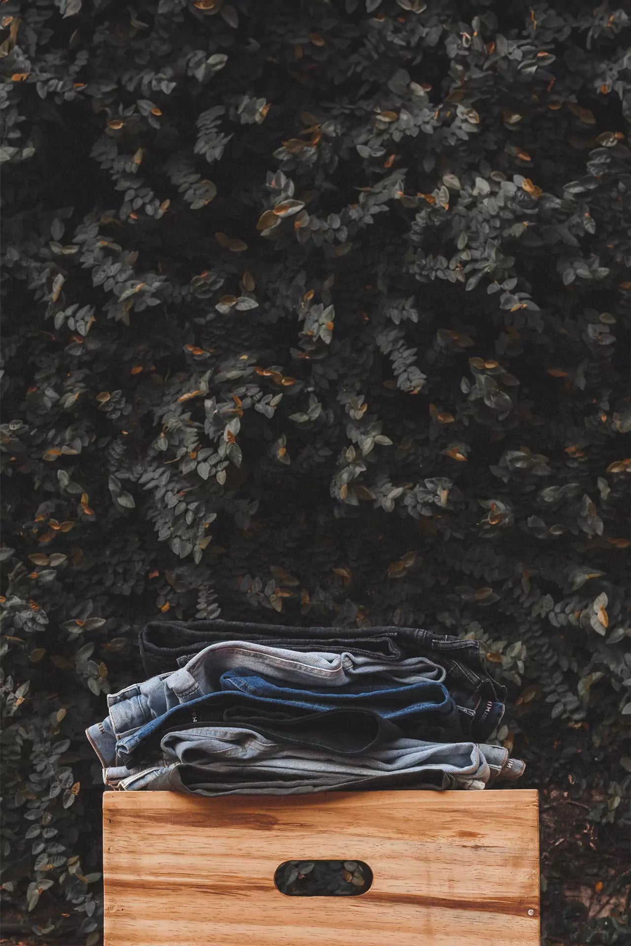 Compre online calça jeans feminina sustentável na Minimadeia. Modelos de wide leg, mom jeans, reta, skinny, slouchy, jogger em diversas cores do tamanho 34 até o 50.