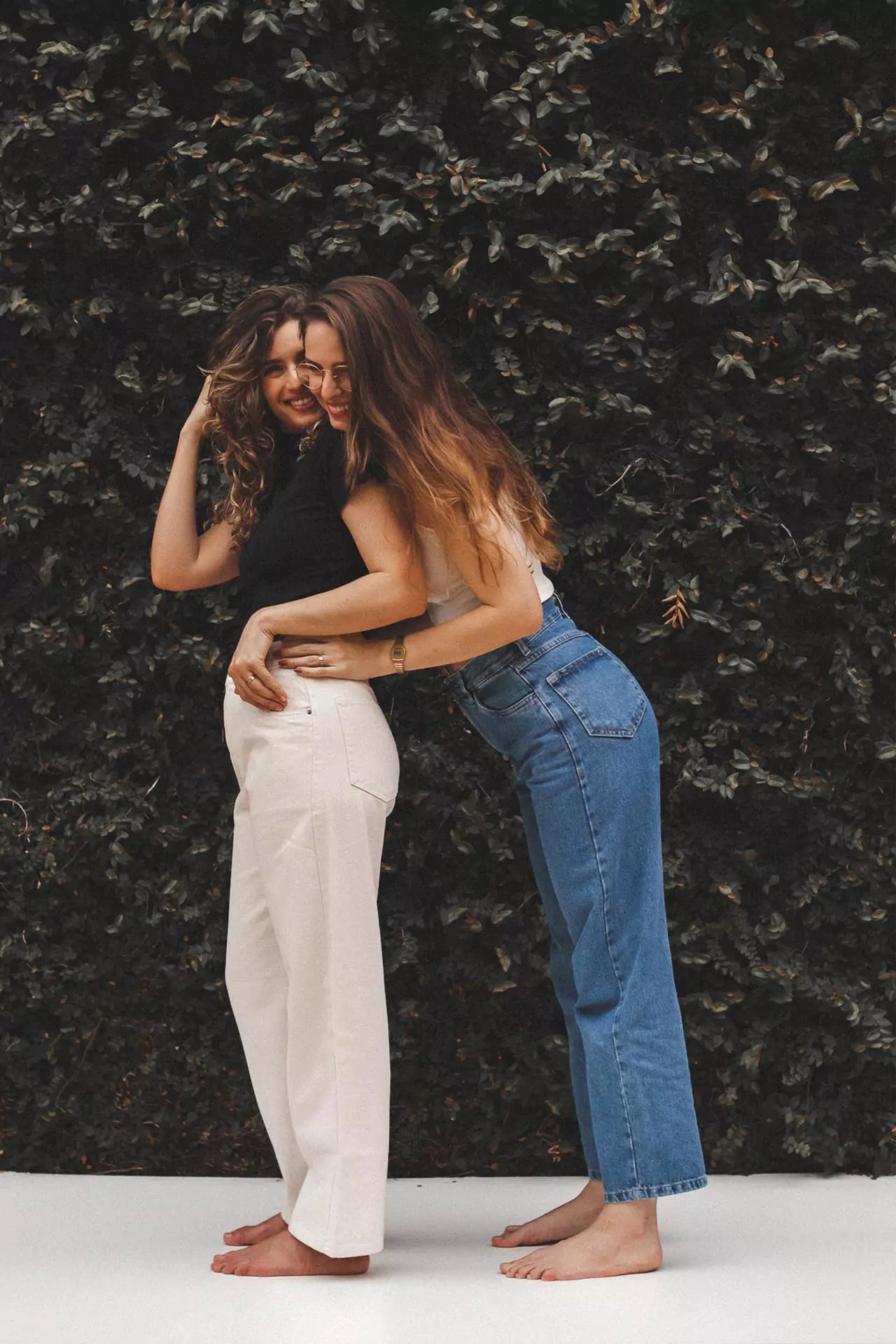 Calça jeans reta azul médio e bege natural em Eco Denim. Compre moda sustentável e atemporal na Minimadeia.