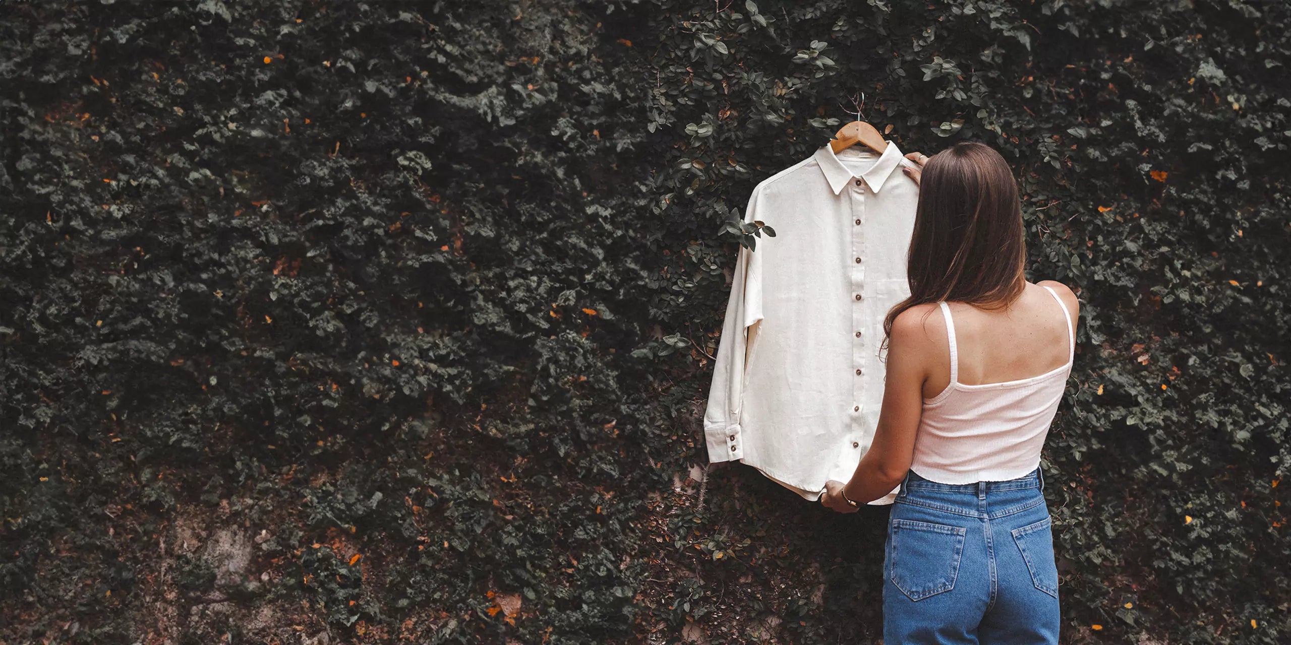 Camisa de linho branca da Minimadeia. Alfaiataria atemporal e moda sustentável.