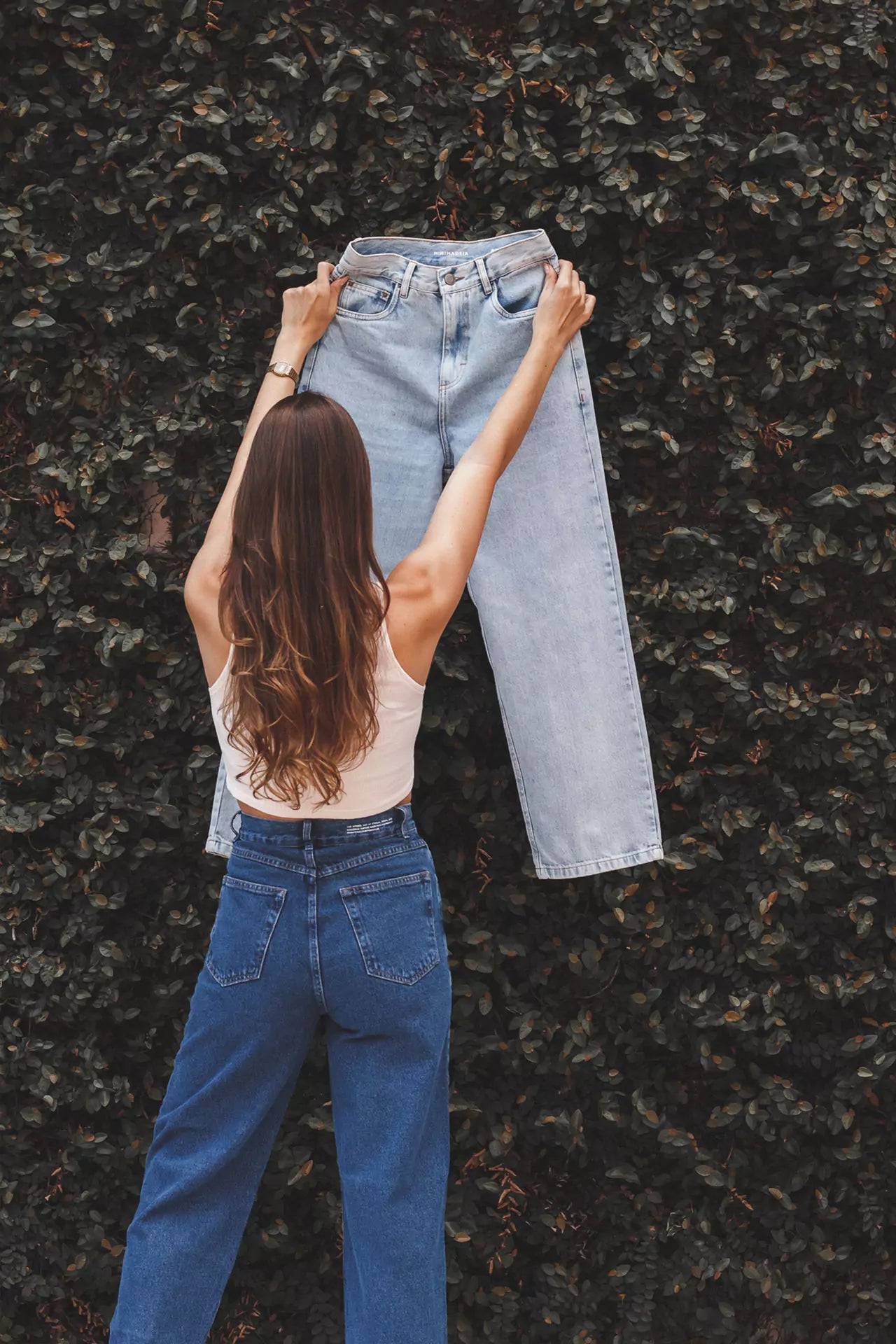 Nova calça jeans reta azul claro da MINIMADEIA. Compre online roupas sustentáveis e atemporais num só lugar.