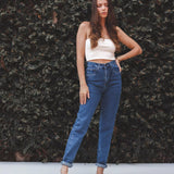 Calça Jeans Mom Azul Médio Eco Denim™. Compre online moda sustentável e atemporal na Minimadeia. Roupas femininas estilosas, básicas e sustentáveis. Foto produto 04