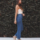 Calça Jeans Mom Azul Médio Eco Denim™. Compre online moda sustentável e atemporal na Minimadeia. Roupas femininas estilosas, básicas e sustentáveis. Foto produto 10