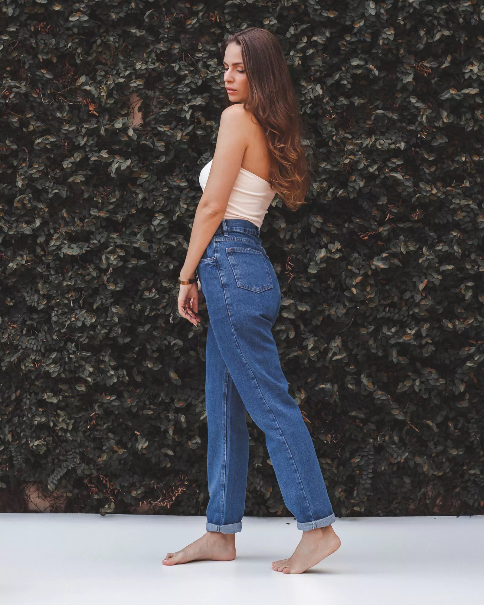 Calça Jeans Mom Azul Médio Eco Denim™. Compre online moda sustentável e atemporal na Minimadeia. Roupas femininas estilosas, básicas e sustentáveis. Foto produto 11