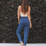Calça Jeans Mom Azul Médio Eco Denim™. Compre online moda sustentável e atemporal na Minimadeia. Roupas femininas estilosas, básicas e sustentáveis. Foto produto 16