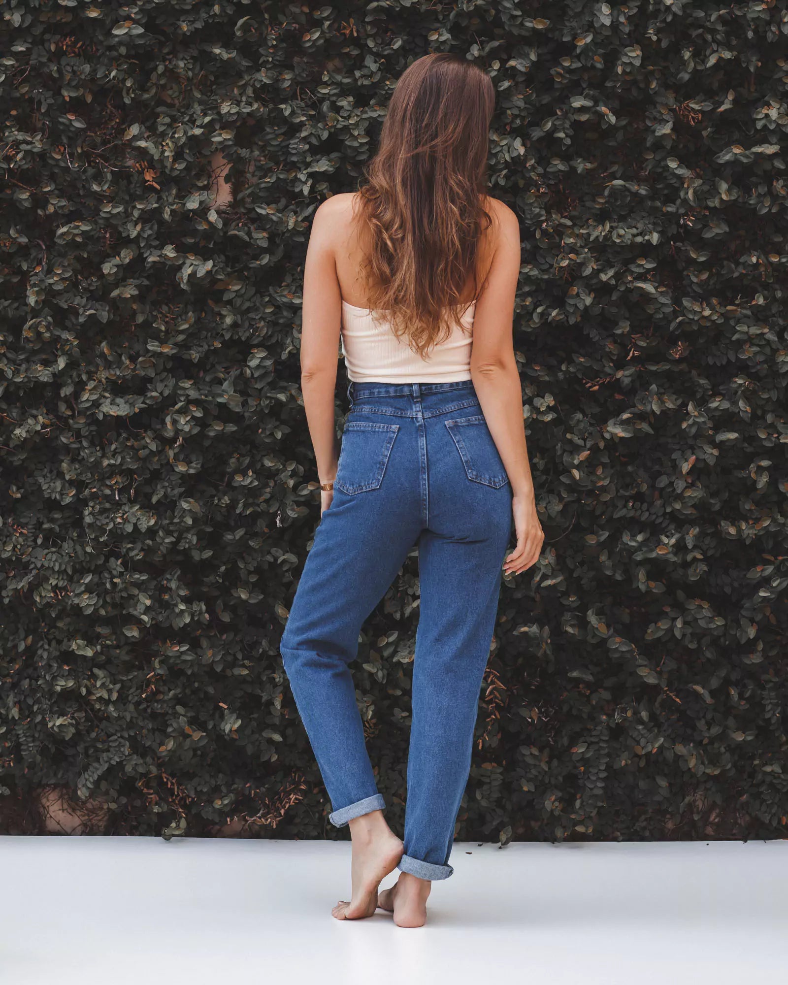 Calça Jeans Mom Azul Médio Eco Denim™. Compre online moda sustentável e atemporal na Minimadeia. Roupas femininas estilosas, básicas e sustentáveis. Foto produto 16
