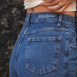Calça Jeans Mom Azul Médio Eco Denim™. Compre online moda sustentável e atemporal na Minimadeia. Roupas femininas estilosas, básicas e sustentáveis. Foto produto 23