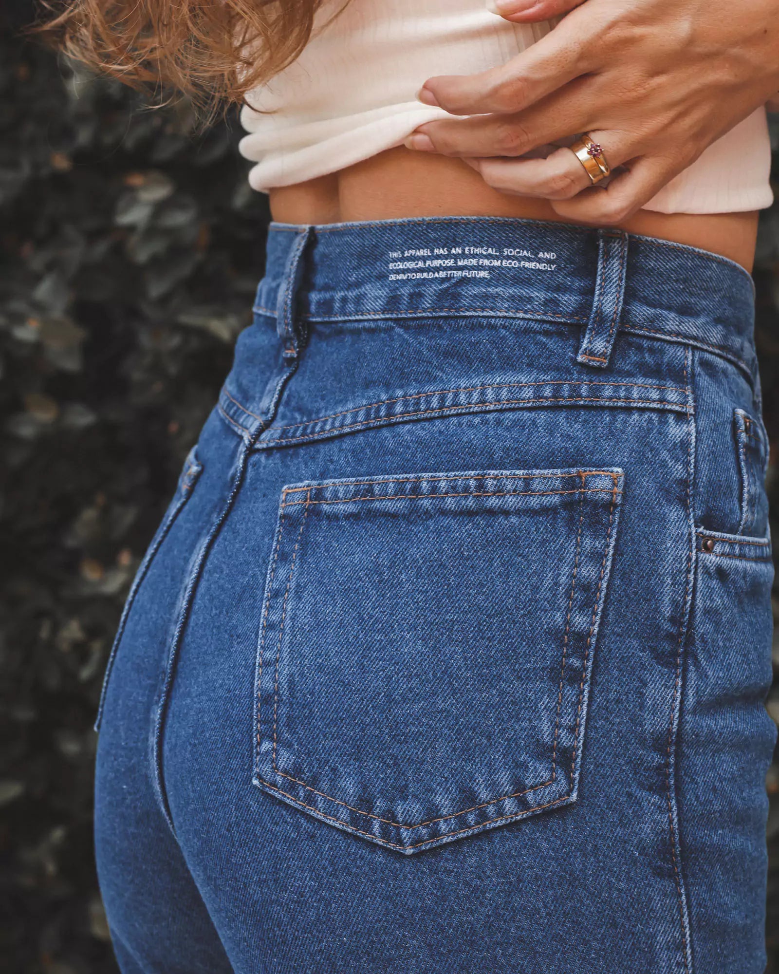 Calça Jeans Mom Azul Médio Eco Denim™. Compre online moda sustentável e atemporal na Minimadeia. Roupas femininas estilosas, básicas e sustentáveis. Foto produto 23