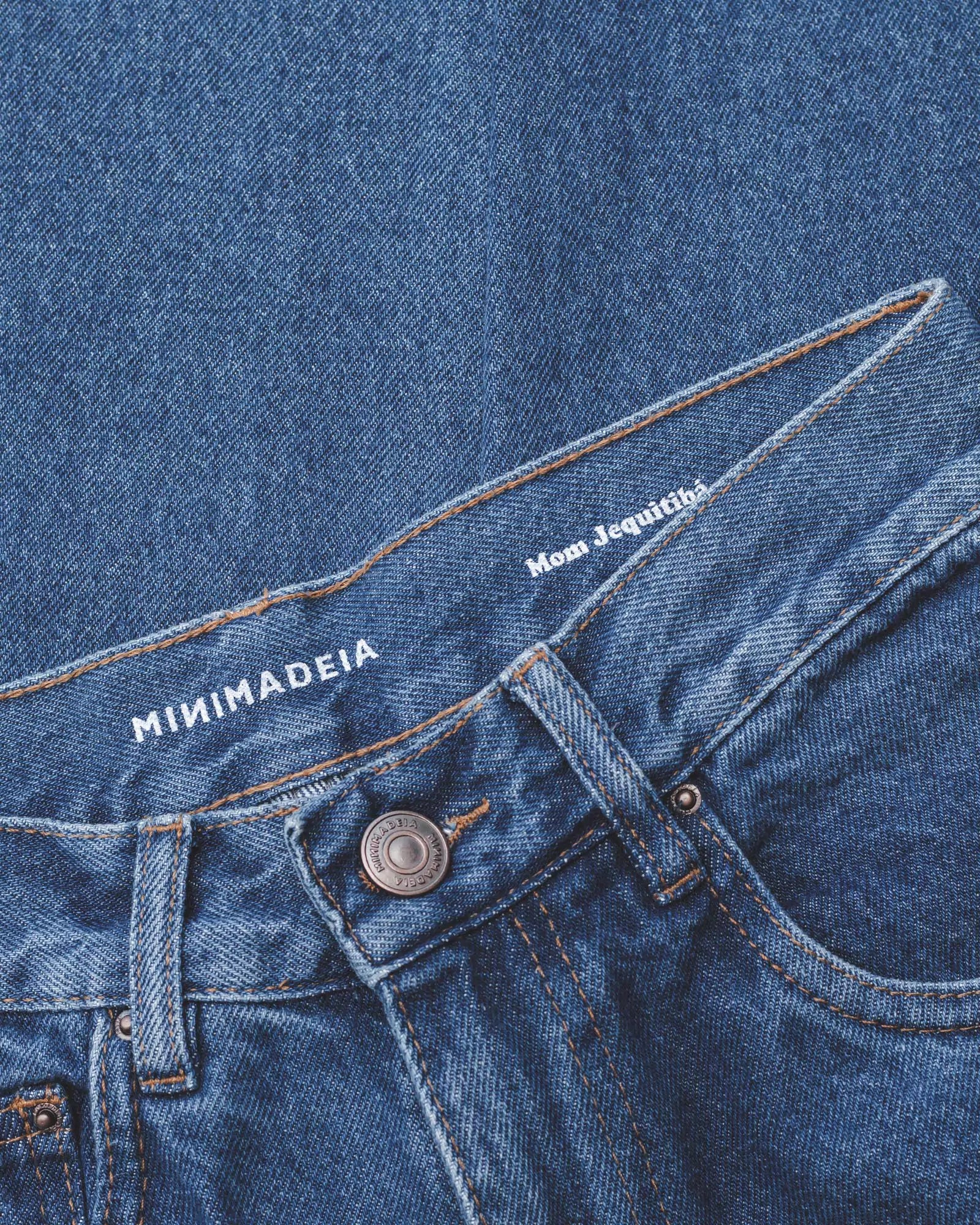 Calça Jeans Mom Azul Médio Eco Denim™. Compre online moda sustentável e atemporal na Minimadeia. Roupas femininas estilosas, básicas e sustentáveis. Foto produto 29