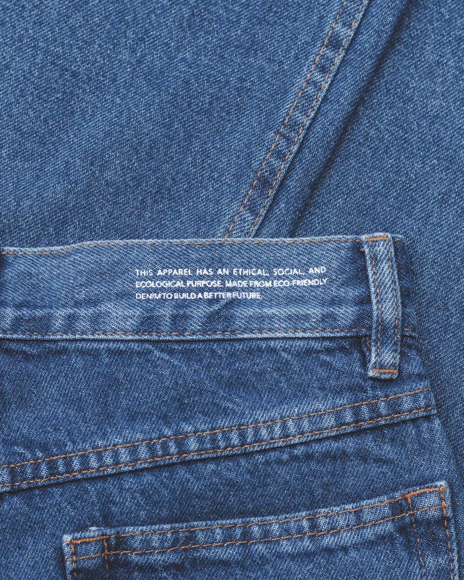 Calça Jeans Mom Azul Médio Eco Denim™. Compre online moda sustentável e atemporal na Minimadeia. Roupas femininas estilosas, básicas e sustentáveis. Foto produto destaque