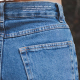 Calça Jeans Reta Azul Médio Eco Denim™. Compre online moda sustentável e atemporal na Minimadeia. Roupas femininas estilosas, básicas e sustentáveis. Foto produto 06