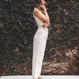 Calça Jeans Reta Bege Natural Eco Denim™. Compre online moda sustentável e atemporal na Minimadeia. Roupas femininas estilosas, básicas e sustentáveis. Foto produto 02