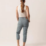 Calça Jogger Jeans Azul Claro Eco Denim™. Compre online moda sustentável e atemporal na Minimadeia. Roupas femininas estilosas, básicas e sustentáveis. Foto produto 05