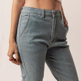 Calça Jogger Jeans Azul Claro Eco Denim™. Compre online moda sustentável e atemporal na Minimadeia. Roupas femininas estilosas, básicas e sustentáveis. Foto produto 03