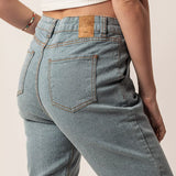 Calça Jogger Jeans Azul Claro Eco Denim™. Compre online moda sustentável e atemporal na Minimadeia. Roupas femininas estilosas, básicas e sustentáveis. Foto produto 02