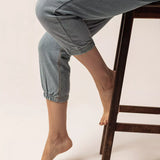 Calça Jogger Jeans Azul Claro Eco Denim™. Compre online moda sustentável e atemporal na Minimadeia. Roupas femininas estilosas, básicas e sustentáveis. Foto produto 06