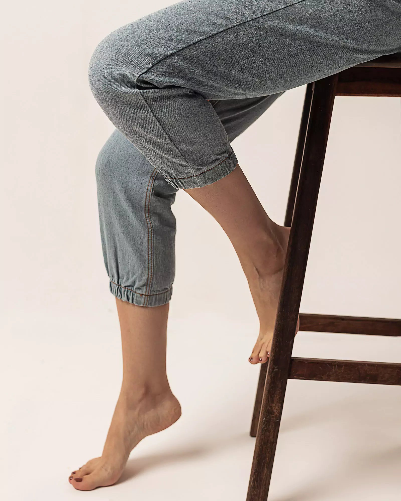 Calça Jogger Jeans Azul Claro Eco Denim™. Compre online moda sustentável e atemporal na Minimadeia. Roupas femininas estilosas, básicas e sustentáveis. Foto produto 06