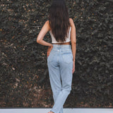 Calça Mom Jeans Azul Claro Eco Denim™. Compre online moda sustentável e atemporal na Minimadeia. Roupas femininas estilosas, básicas e sustentáveis. Foto produto 05