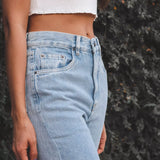 Calça Mom Jeans Azul Claro Eco Denim™. Compre online moda sustentável e atemporal na Minimadeia. Roupas femininas estilosas, básicas e sustentáveis. Foto produto 03