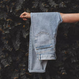 Calça Mom Jeans Azul Claro Eco Denim™. Compre online moda sustentável e atemporal na Minimadeia. Roupas femininas estilosas, básicas e sustentáveis. Foto produto 07