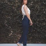 Calça Jeans Mom Azul Escuro Eco Denim™. Compre online moda sustentável e atemporal na Minimadeia. Roupas femininas estilosas, básicas e sustentáveis. Foto produto 05
